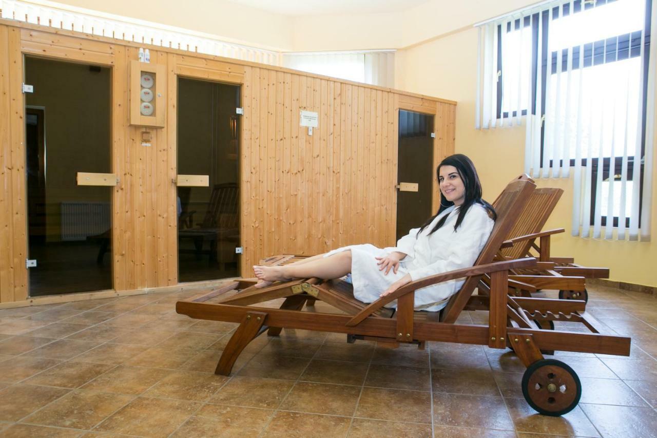 Hotel Fortuna Dávod Екстериор снимка