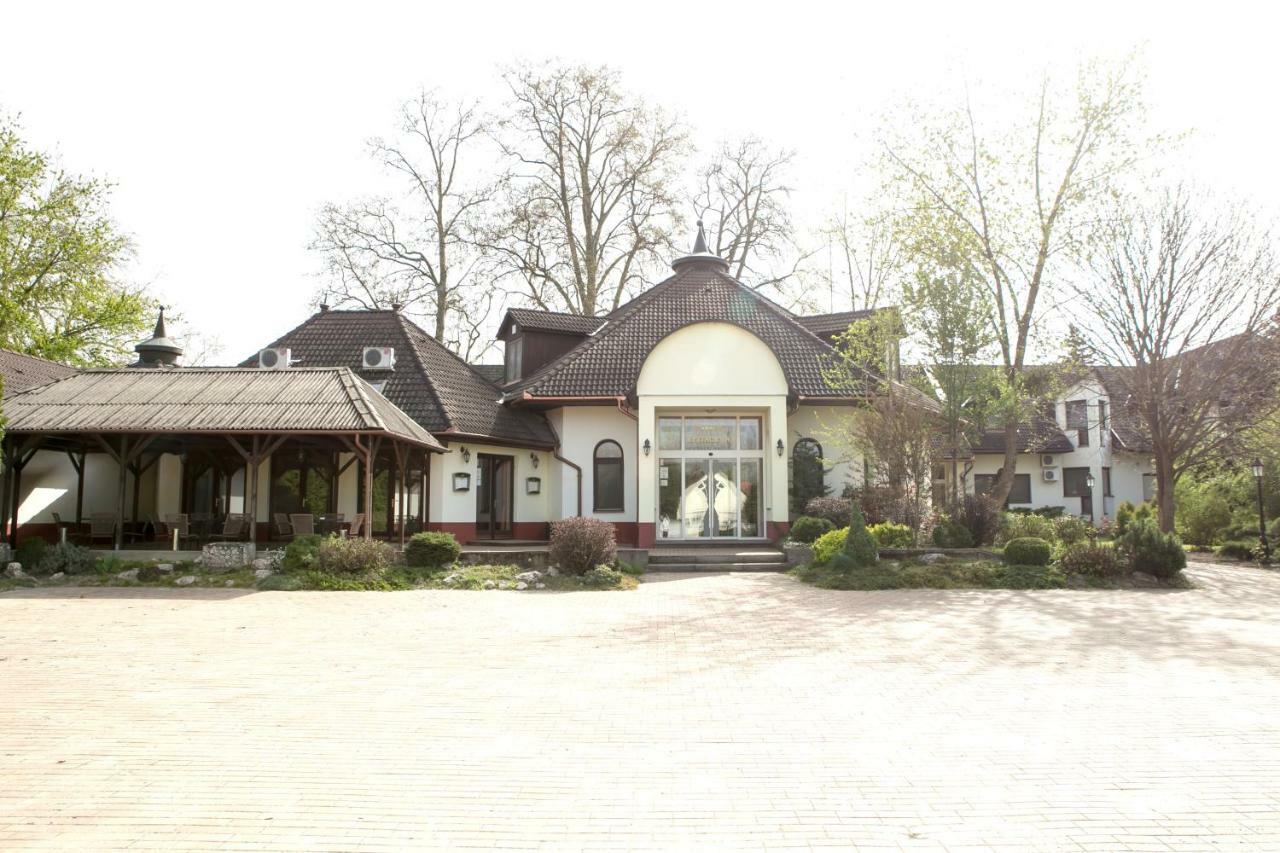 Hotel Fortuna Dávod Екстериор снимка